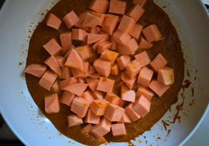 Cartofii dulci se gatesc in sosul de rosii cu condimente
