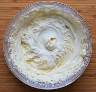 Crema de tort facuta din crema de branza vegana, unt vegan si zahar pudra
