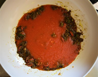 Sosul de rosii si condimentele se fierb in wok