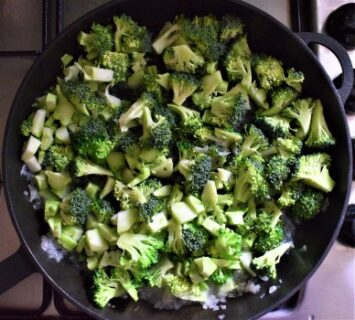Broccoli calit in tigaie cu ceapa