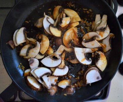 Preparare ciuperci stir fry