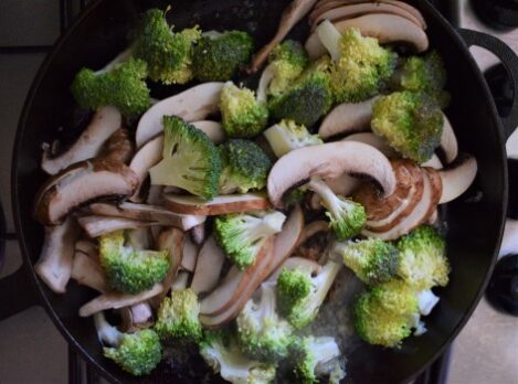 Broccoli cu champignon brune la tigaie