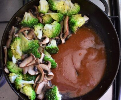 Broccoli gatit in tigaie cu ciuperci si sos asiatic