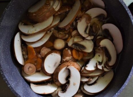 Ciuperci Champignon preparate cu morcovi si ceapa calita