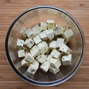 Tofu marinat cu ulei de masline, cimbru si busuioc