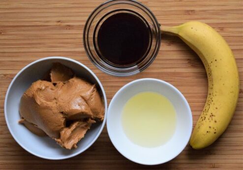Ingrediente crema desert: unt de arahide, banana, sirop de curmale si ulei de cocos