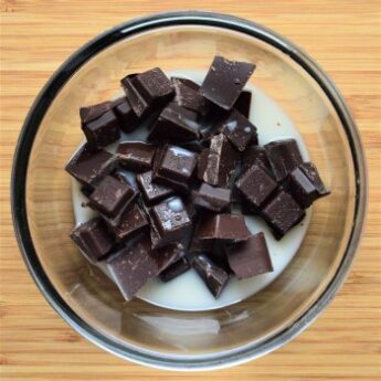 Ingrediente glazura: ciocolata vegana si lapte din plante