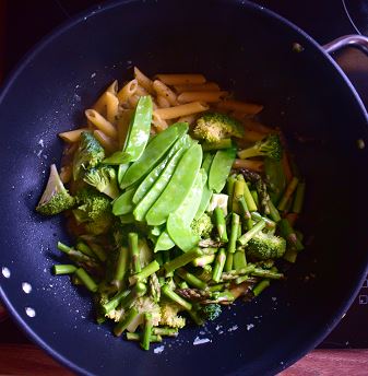 Preparare paste primavera cu broccoli, sparanghel si pastai de mazare
