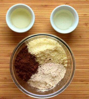 Ingrediente crusta tarta: fana de migdale, faina de hrisca, cacao, ulei de cocos, sirop de orez