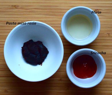 Ingrediente marinata: pasta miso rosie, mirin si sriracha
