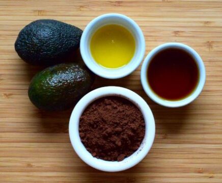 Ingrediente mousse de ciocolata: avocado, cacao, sirop de artar, unt de cacao