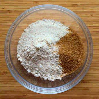 Ingrediente uscate pentru crusta tarta rustica: faina de grau, faina spelta, zahar, sare
