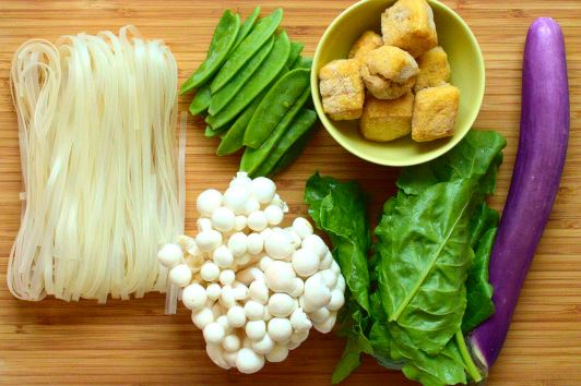 Toppings: ciuperci shimeji, mazare Carouby, taietei din orez, spanac, vinata chinezeasca, tofu puffs