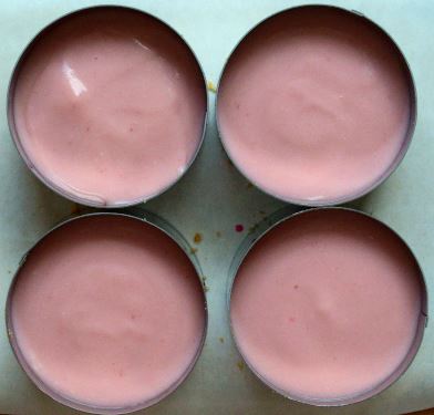 Aplicare strat iaurt cu piure de coacaze rosii