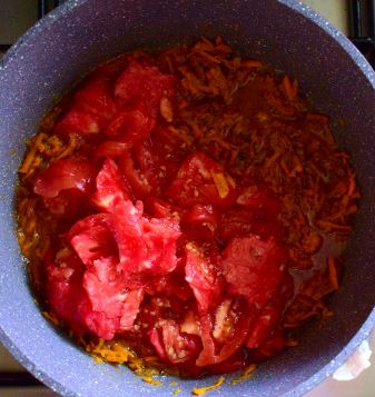 Preparare supa marocana cu rosii, harissa si morcovi